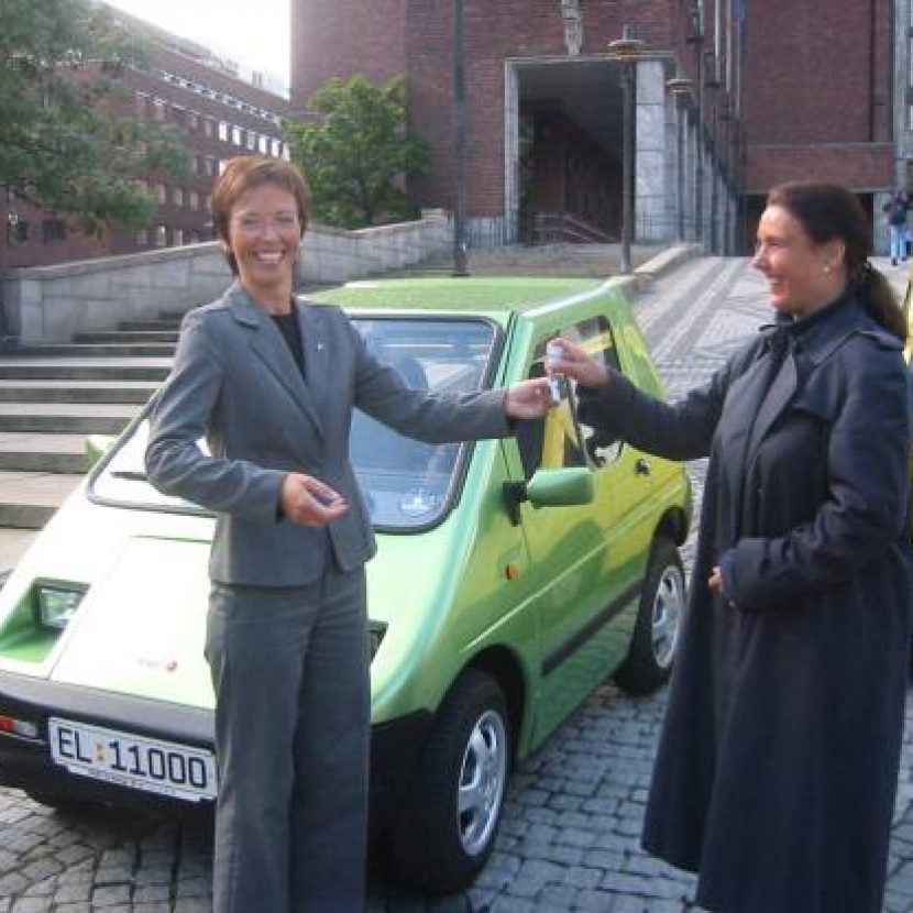 Torild Skogsholm fikk æren for å levere nøklene til elbil nummer 1000 til en bilist i Oslo.