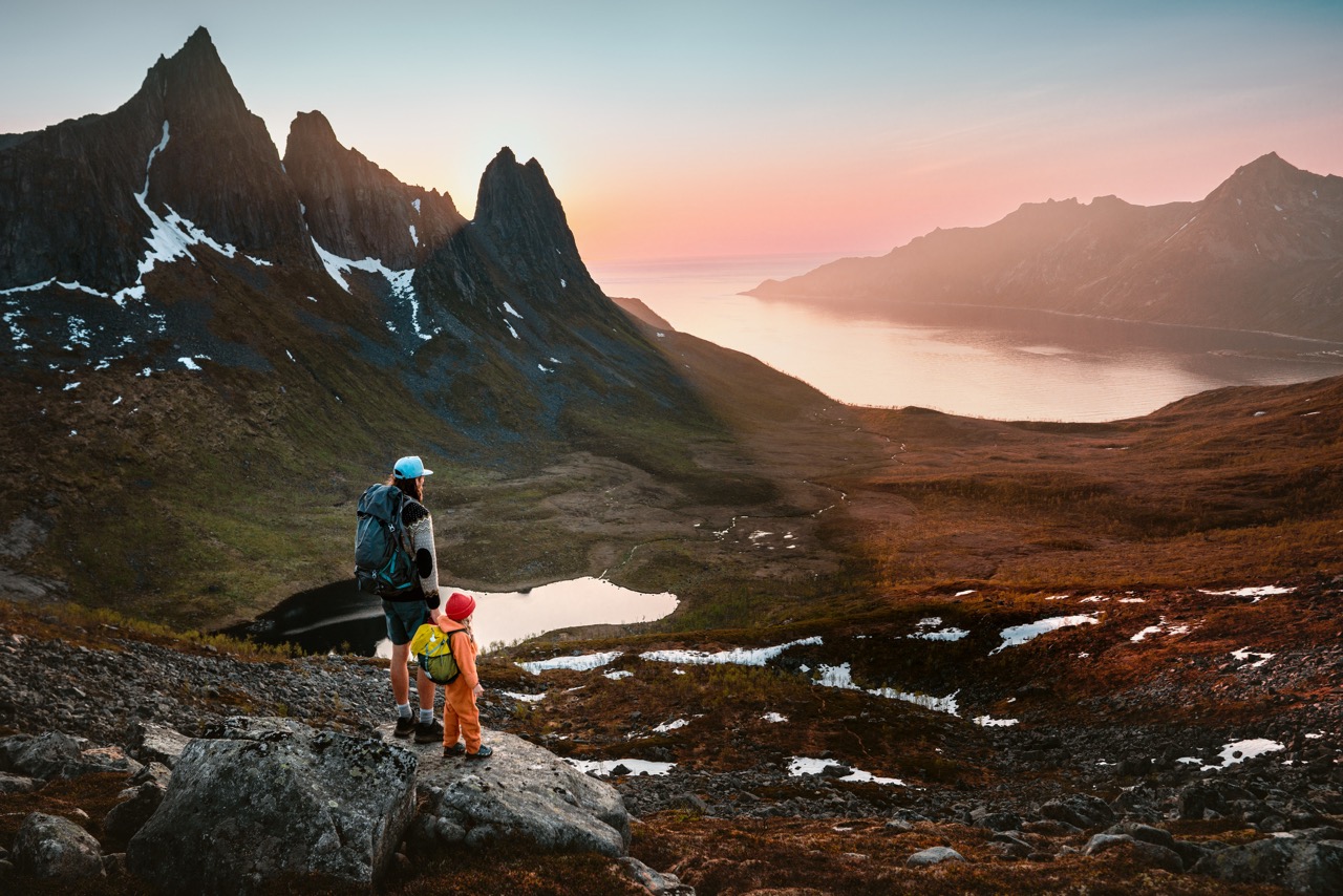 Barn og voksen på fjelltur i norsk natur – utforsker fjellet sammen med sekk på ryggen. Et bilde av friluftsliv, mestring og gode opplevelser i oppveksten.