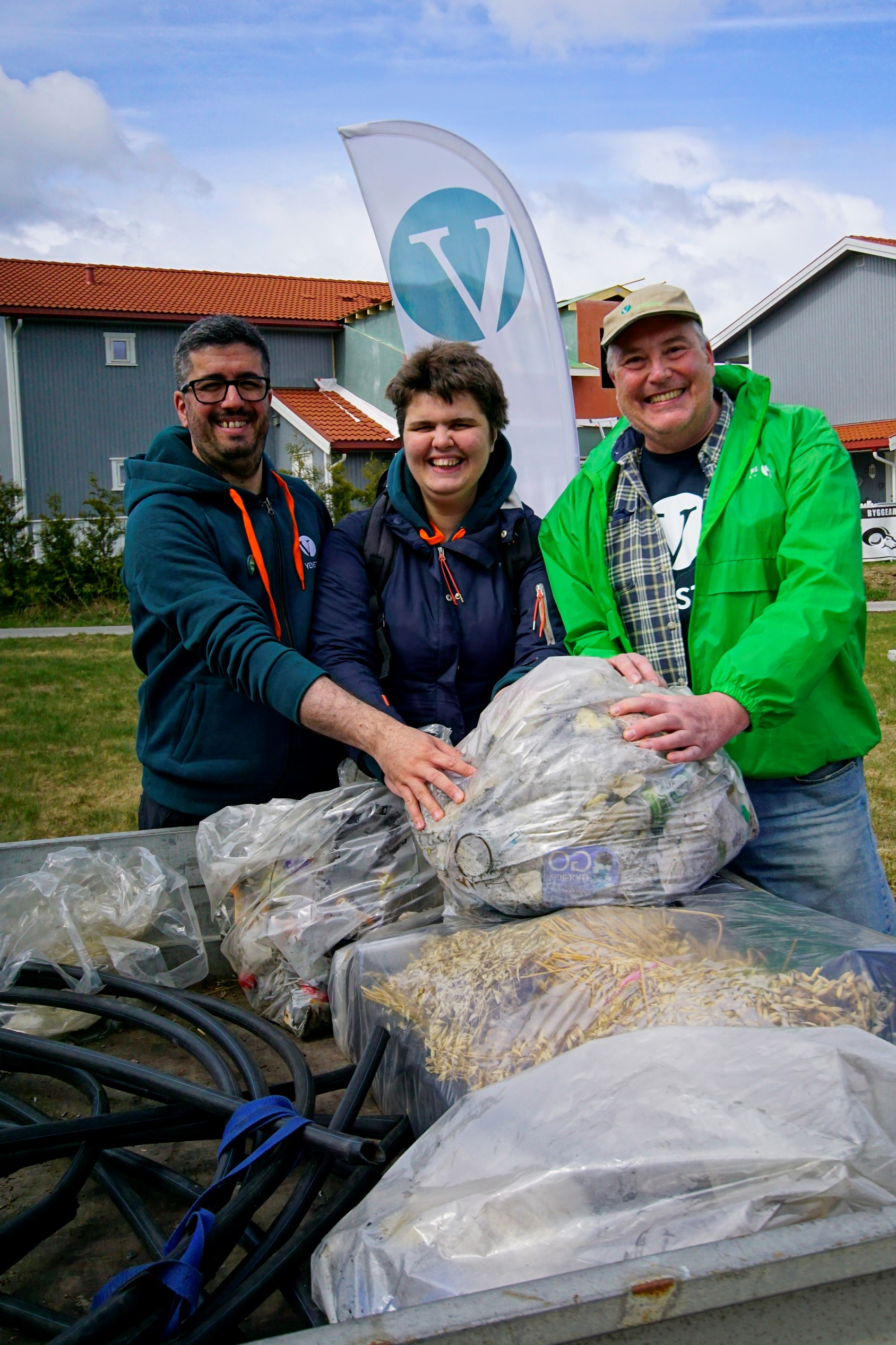 RYDDEGJENG: Ullensaker Venstres ryddelag, ved tre av dem. Fra venstre: Carlos A. Sequeira, Mirnesa Balagic og Stein Vegar Leidal. (Foto: Carlos A. Sequeira)