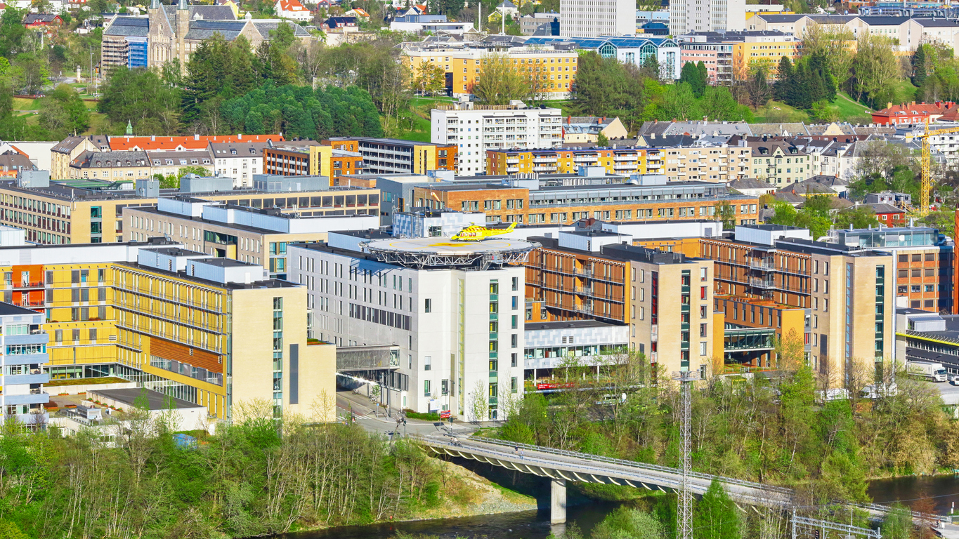 Utsikt over St. Olavs hospital i Trondheim med ambulansehelikopter på taket.