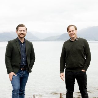 Sveinung og Alfred ved fjorden