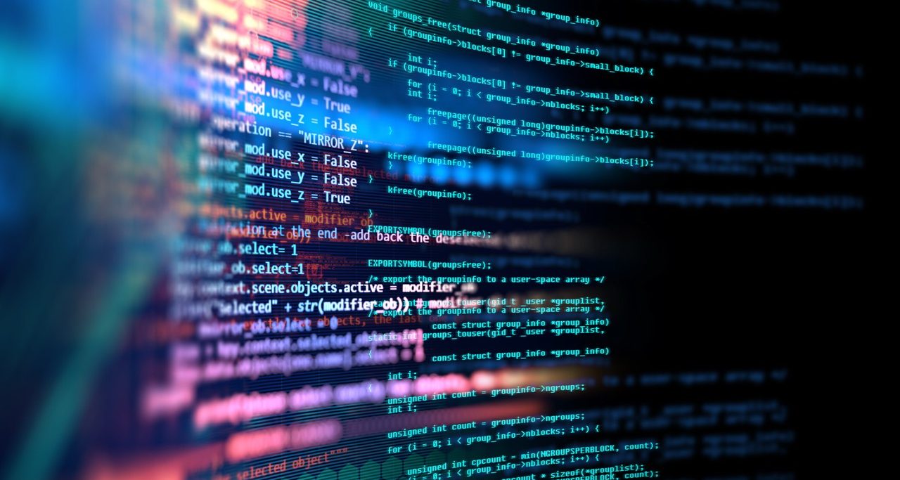 Programmeringskode på skjerm i futuristisk design – et symbol på framvoksende teknologi som kunstig intelligens og viktigheten av digital sikkerhet i framtidas samfunn.