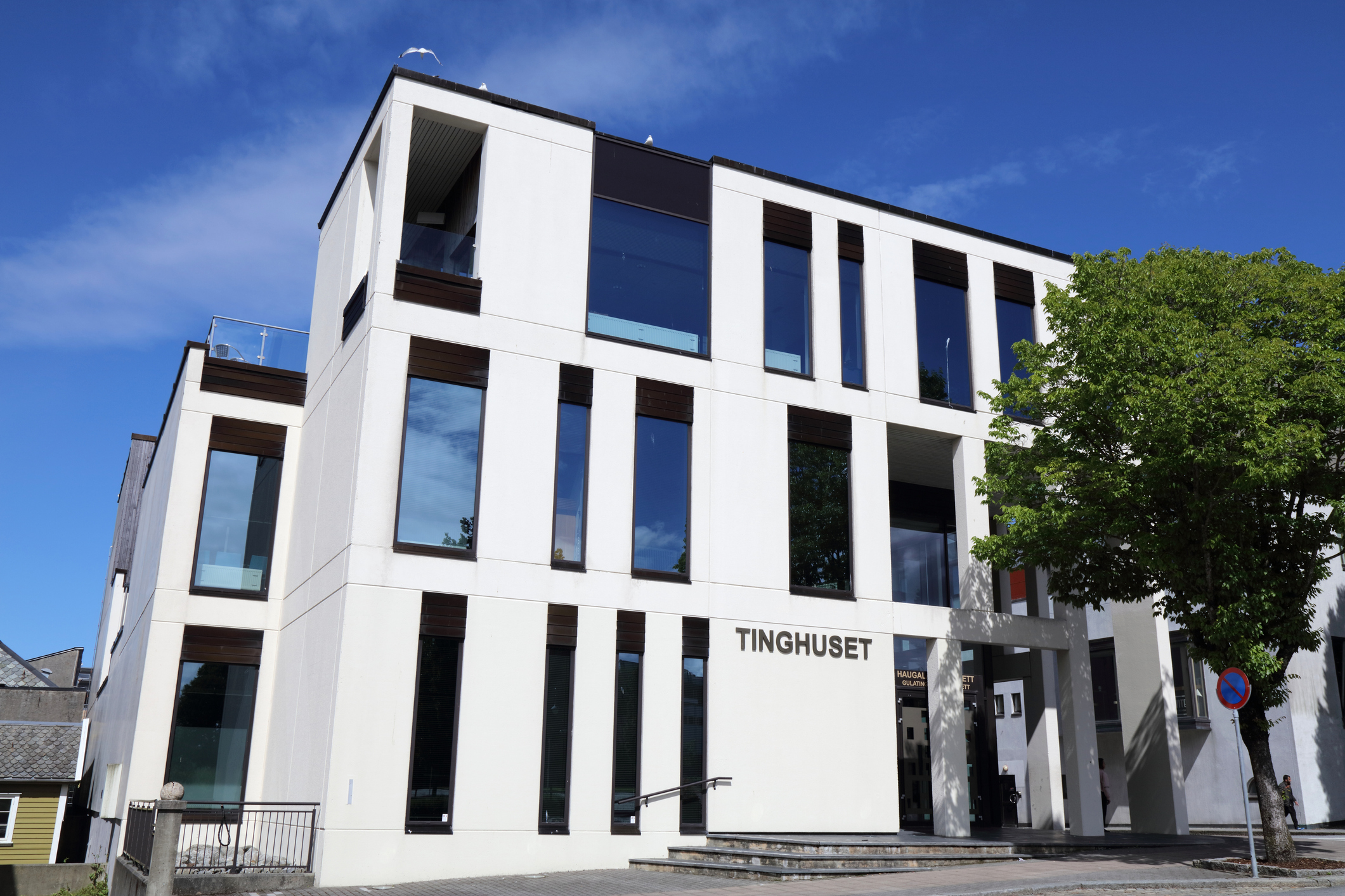 Tinghuset i Haugesund, Rogaland, fotografert i byens sentrum. Haugesund ble grunnlagt i 1855 og tinghuset representerer byens rettsinstans