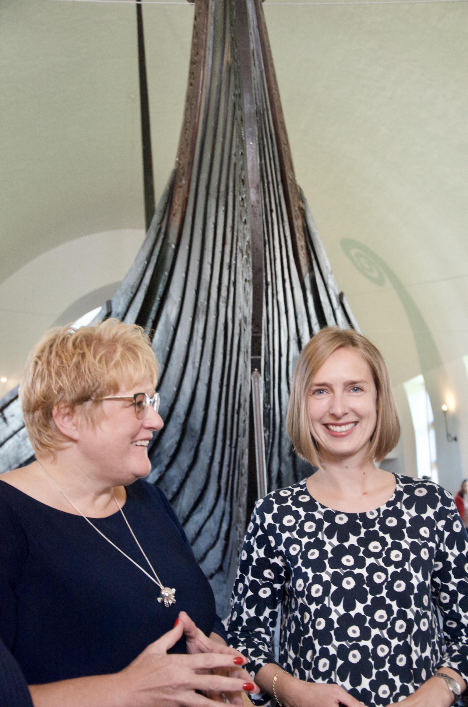 iselin Nybø og Trine Skei Grande på Vikingskipmuseet