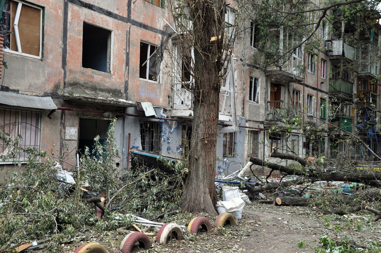 Et ødelagt hus etter bombing i det østlige Ukraina – et sterkt bilde på hvordan krig tvinger mennesker på flukt fra hjemmene sine.»