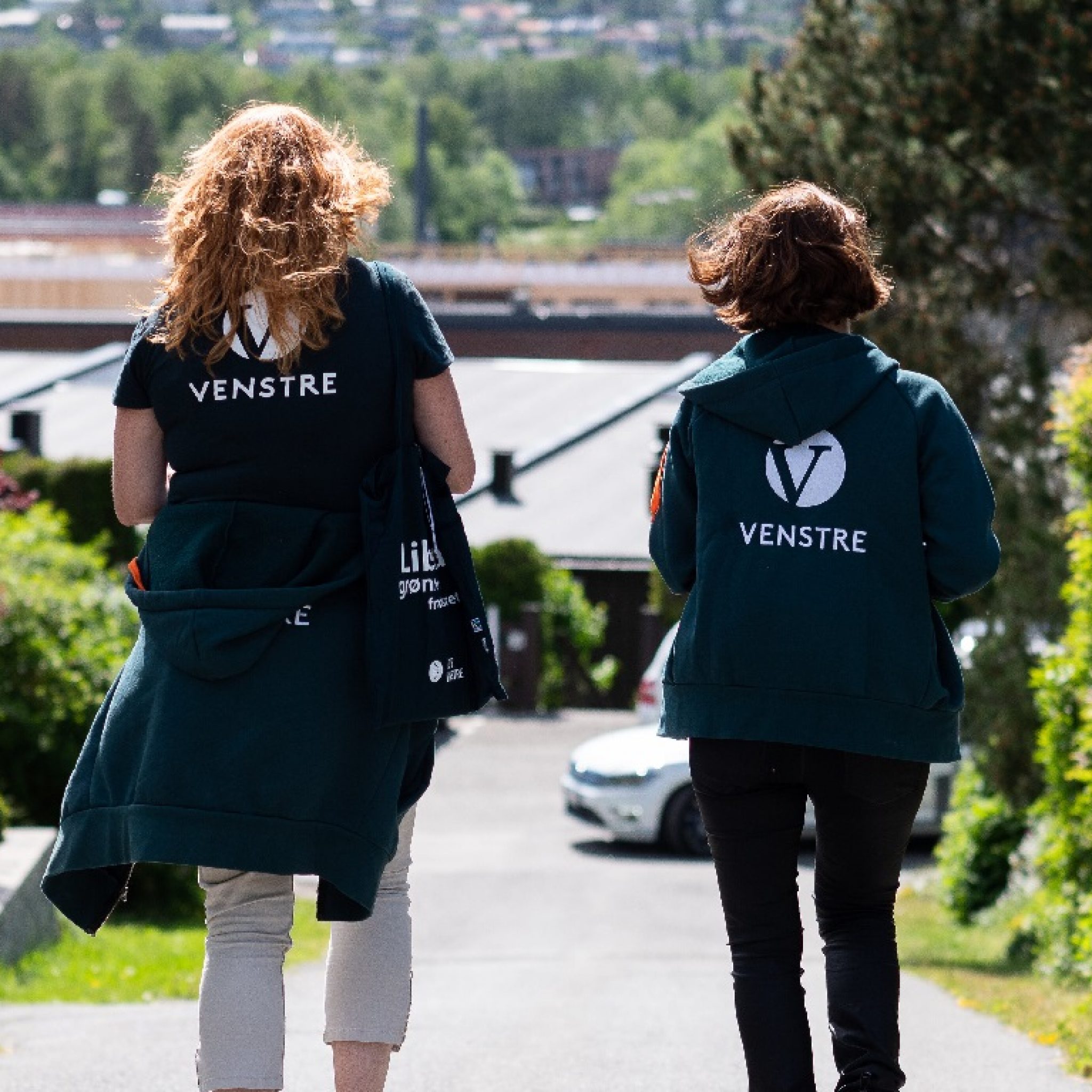 Elisabeth Holter-Schøyen og Solveig Schytz på postkasseaksjon.