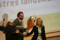 Lars Sponheim får blomster av ordfører i Ulvik, Mona Hellesnes, på Venstres landsmøte 2008