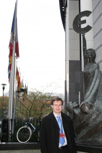 Boye Bjerkholt foran Europaparlamentet
