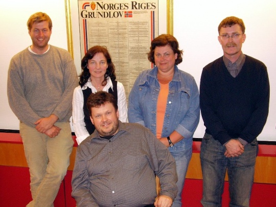 Foran: Sindre Bak fv: Finn-Erik, Anne Karin, Britt, Geir Helge