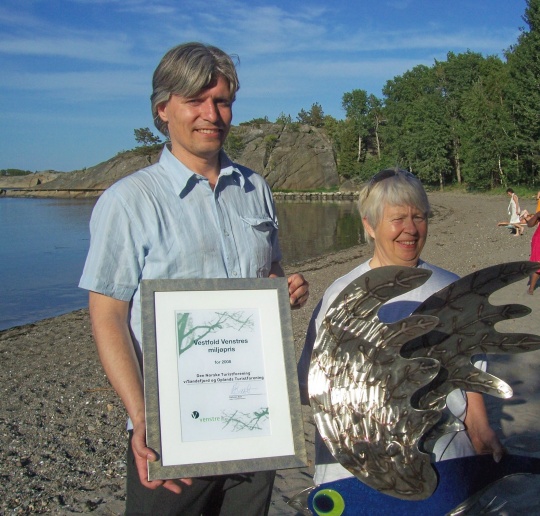  Bildet viser Ola Elvestuen (nestleder Venstre) sammen med prismottaker Edit Nystein (Sandefjord og Opland Turistforening)