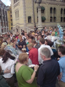  Etter kveldens vedtak i Stortinget var det kakefest for vedtaket om ny ekteskapslov på Løvebakken.