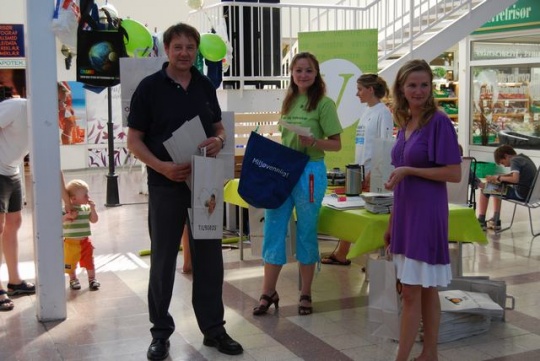  Geir Stave, Rebekka Borsch og Marianne Arctander aksjonerer. Bak: Daniella Torsvik