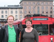  Frognerseterbanen vil bestå som T-bane. Her er BU-representant Terje Bjøro og nestleder i Vestre Aker Venstre, Anne Hollerud, avbildet på Majorstua stasjon.