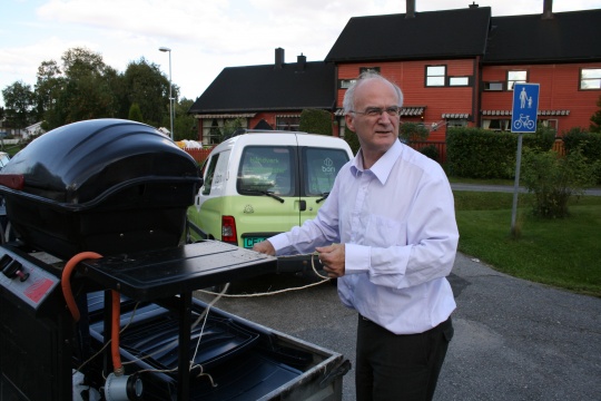 Roger Axelsson gjør klar til grilling.