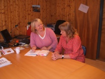 Besøk ved Tana videregående skole/landbruksskolen. T.v. rektor Eva Britt Birkenes.