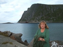 Vera Lysklætt på Sørøya med Murmansk i bakgrunnen.