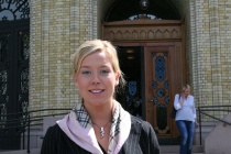 Ida Johanne Bohmann foran Stortinget