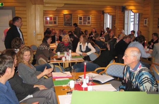  Fra nominasjonsmøtet med Hurum Venstres delegasjon i forgrunnen - med unntak av en.