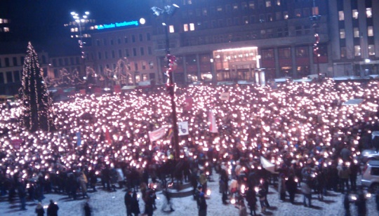  Titusener av mennesker deltok i fakkeltoget som gikk fra Youngstorget til Rådhusplassen i Oslo. 