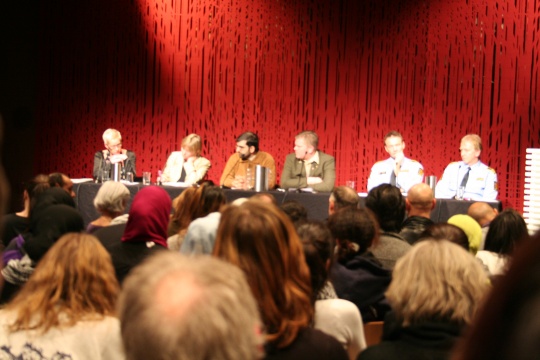  I panelet satt Anne Aasheim (Dagbladet), Hilde Haugsgjerd (Aftenposten), Shoaib Sultan (Islamsk Råd), Vidar Remfeldt (Røde Kors), Tore Barstad (Politiet) og Erik Andersen (Politiet).