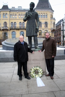  Lars Sponheim la ned krans ved Johan Sverdrups statue utenfor Stortinget i dag.