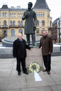  Lars Sponheim la ned krans ved Johan Sverdrups statue utenfor Stortinget i dag.