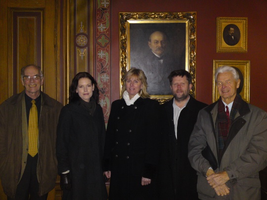  Ola Nesland, Beate Pedersen, Tonje Løwer Gurholt, Geir Arild Tønnessen og Gerhard Tornholm foran portrett av Gunnar Knudsen