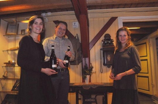 Guro Slettemark og Inge Carlén får overrakt gave av Marianne Arctander