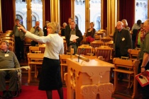  Borghild Tenden ønsker velkommen til Stortinget. Bildet er fra 2007 da medlemmer av Buskerud Venstre kom på besøk.