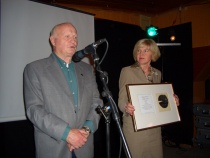 Bilde: Ole Rudtar i mot prisen på vegne av Trygve Rud. Borghild Tenden (V) overrekker prisen.