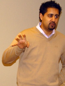  Abid Raja deltar i debatten om bruk av hijab i politiet. 