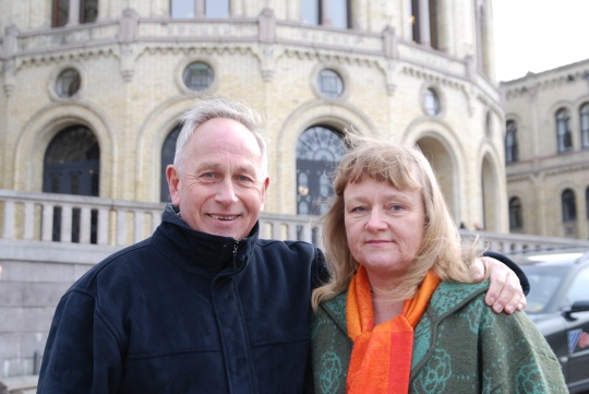  Vera Lysklætt (V) og Jon Kvikne (V), tidligere leder i Politiets Fellesforbund, møtte opp utenfor Stortinget for å høre hva 4000 politifolk hadde å si. 