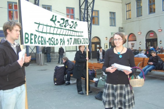  - Dette er bare begynnelsen, målet er å samle inn så mange tusen underskrifter at Stortinget skjønner alvoret, sier Gunn Vivian Eide (V).