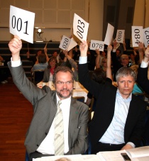 Lars Sponheim og Ola Elvestuen. Fra EU-voteringen på Venstres landsmøte.