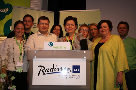  En av de mange delagesjonene på landsmøtet; Østfold med førstekandidat Rita Sletner i midten. 