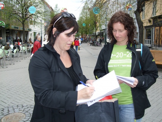  Wenche Risan fra Trondheim Venstre samler underskrifter.