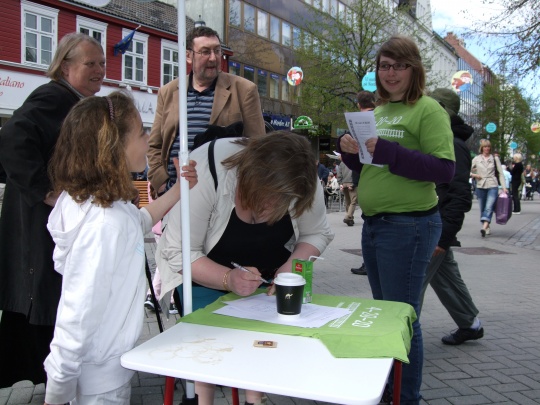  Rundt 200 skrev under på listene våre på lørdag.