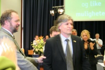 Lars Sponheim gratulerer Ola Elvestuen som ny nestleder i Venstre