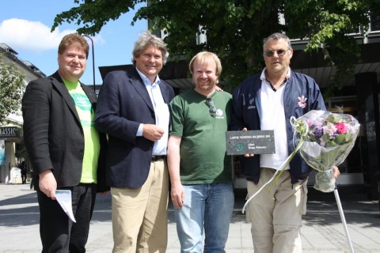  Fra v.: Kåre Pettersen, Hallstein Bast, Trygve Storrønningen og prisvinner Helge Pedersen