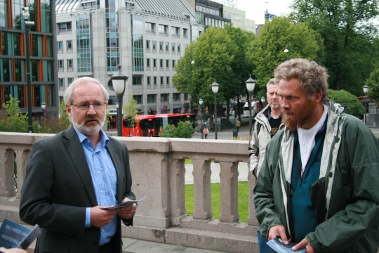 Kvassheim møtte Bremer foran Stortinget.