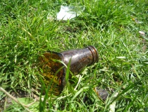  Farlig for bare barneføtter når gressbakken og stranden er full av knuste flasker