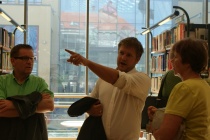  Lars-Henrik P. Michelsen peker mot framtidens bibliotek