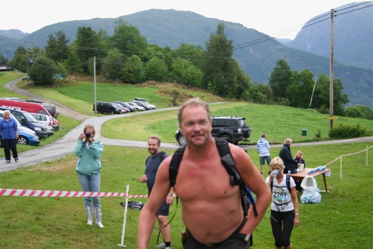  Lars Sponheim passerer drikkestasjonen på Børsheim gård. Men går rett forbi. - Drikke har jeg i sekken, sa Sponheim.