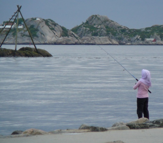 Jente med hijab fisker i Mandal