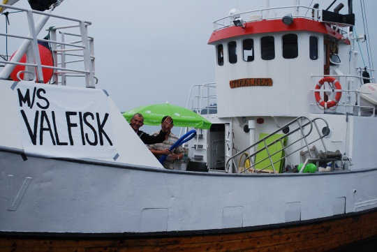  Gunvald vinker til folket på kaia