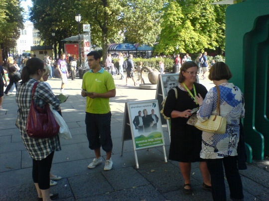 Toril Berge i dialog med mulige velgere utenfor valgboden i Karl Johan 2009