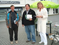 Stand på torget i Lakselv. T.h. Vera Lysklætt.