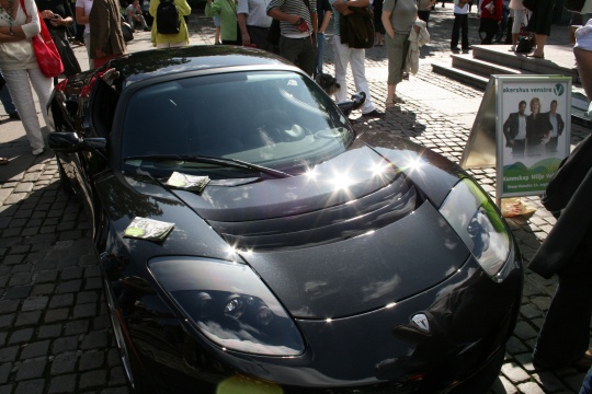  En Tesla Roadster, en knalltøff el-sportsbil blir å se.