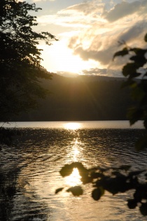 Solnedgang vann innsjø
