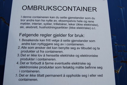  Det meste kan leveres i ombruksconatineren bortsett fra datautstyr og elektiske artikler.